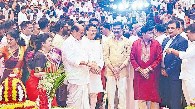 దుబాయిలో రాజకీయ బతుకమ్మ!