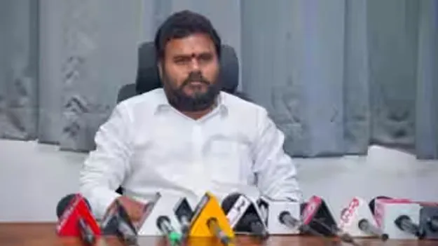 తుఫాన్‌ నేపథ్యంలో ఎన్నికలు వాయిదా వేయాలి