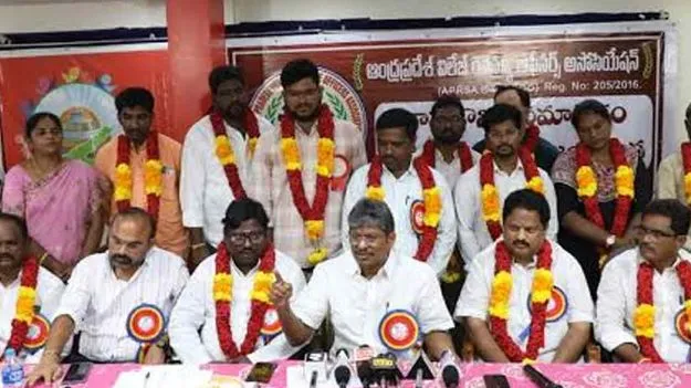 వీఆర్వోల సంఘం అధ్యక్షుడిగా కోన ఆంజనేయకుమార్‌