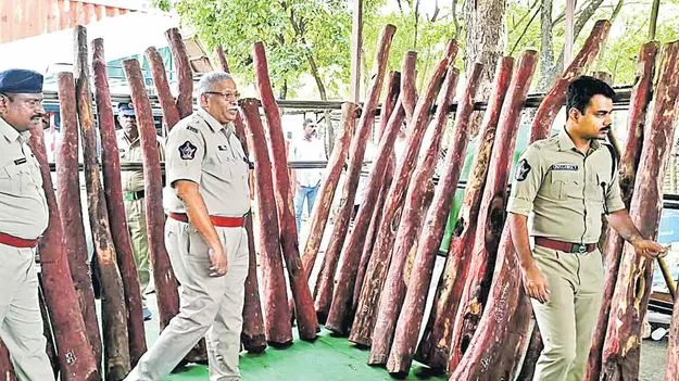 పోలీసులపై ‘ఎర్ర’ స్మగ్లర్ల తిరుగుబాటు