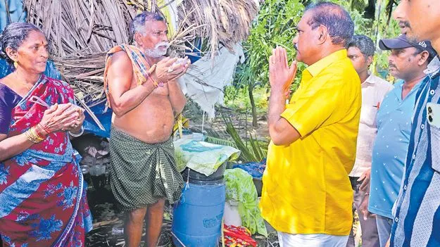 బాధితులకు ఆహార పొట్లాల పంపిణీ