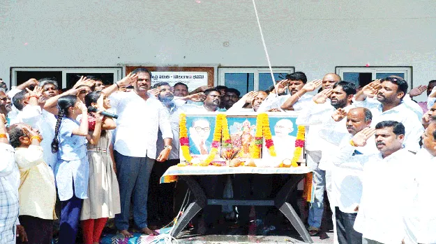 తెలంగాణ ప్రజలంతా ఐక్యంగా నిలవాలి