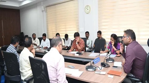 డబుల్‌ బెడ్‌ రూం ఇళ్లను వెంటనే కేటాయించాలి