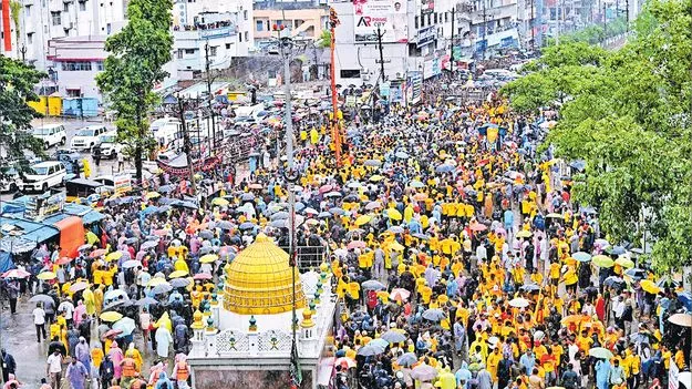 అంబరాన్నంటిన సిరిమాను సంబరం