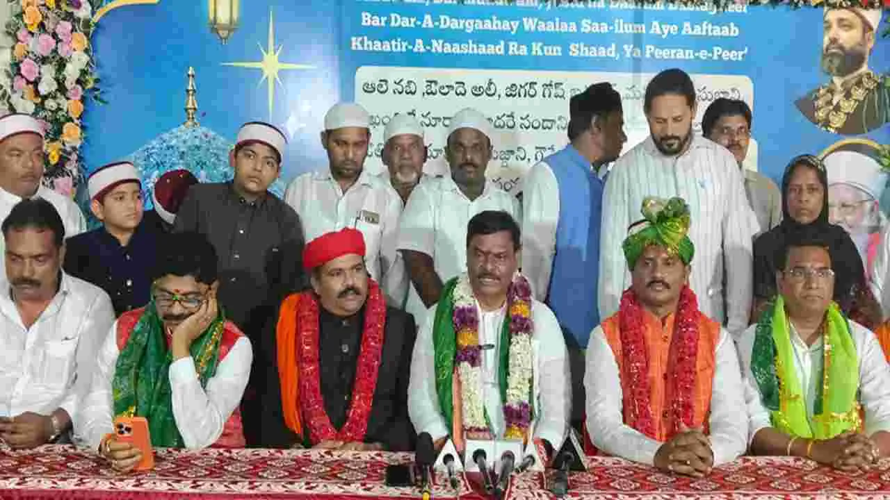 గార్వి షరీఫ్ వేడుకల్లో బీజేపీ రాష్ట్ర అధ్యక్షుడు మాధవ్ గార్వి షరీఫ్ వేడుకల్లో బీజేపీ రాష్ట్ర అధ్యక్షుడు మాధవ్