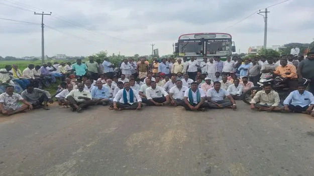  Jagtial: అప్రకటిత విద్యుత్‌ కోతలను నిరసిస్తూ రోడ్డెక్కిన రైతులు
