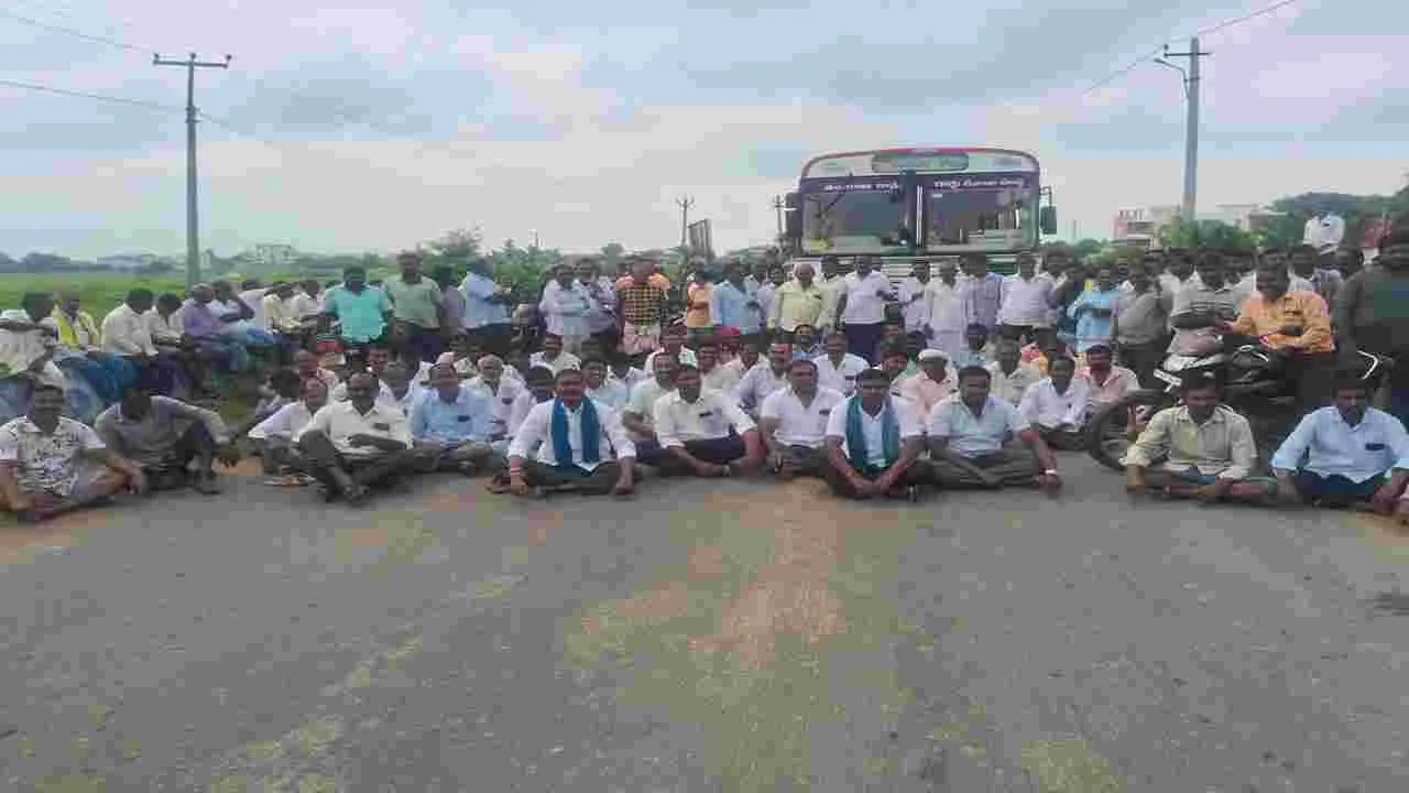 Jagtial: అప్రకటిత విద్యుత్‌ కోతలను నిరసిస్తూ రోడ్డెక్కిన రైతులు