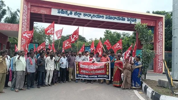  Peddapalli:  ప్రభుత్వ నిర్బంధ వైఖరికి వ్యతిరేకంగా సామూహిక దీక్షలు 