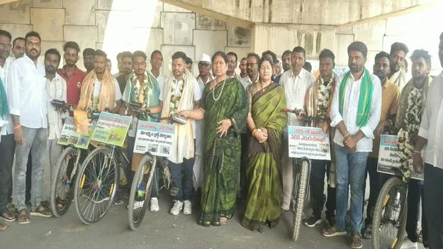 Kumuram Bheem Asifabad: గుండి వంతెన నిర్మాణం కోసం సచివాలయానికి సైకిల్‌ యాత్ర 