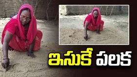 ఇసుకతిన్నెలపై అక్షరాల ఓనమాలు.. మహిళలు దిద్దుతున్న సంతకాలు