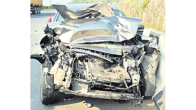 దెబ్బతిన్న కారు