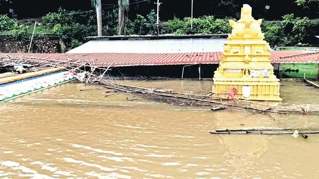 గండి పోశమ్మ ఆలయ గోపురాన్ని తాకిన వరద నీరు