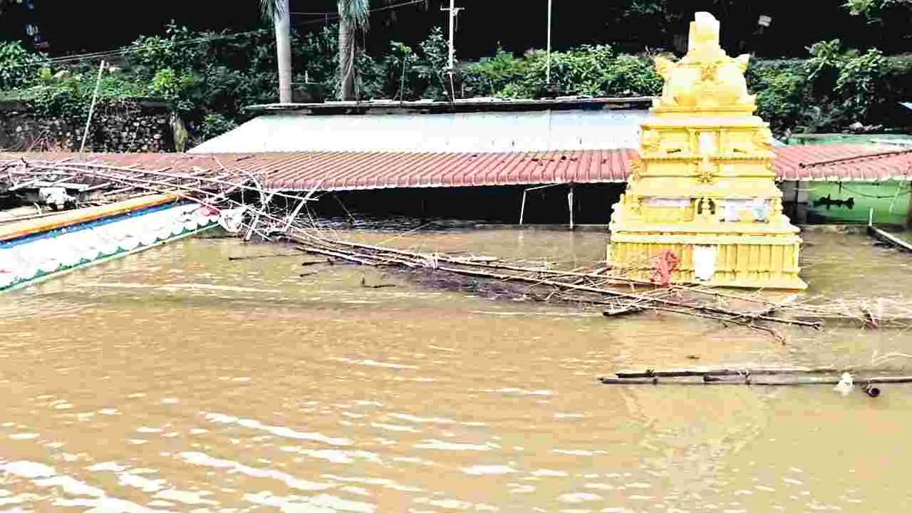 గండి పోశమ్మ ఆలయ గోపురాన్ని తాకిన వరద నీరు