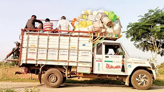 ఊర్లకు ఊర్లు ఖాళీ
