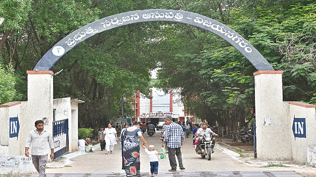 There are no medicines at the main hospital. పెద్దాస్పత్రిలో మందుల్లేవ్‌