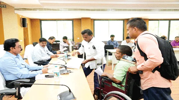 ఫిర్యాదులను త్వరగా పరిష్కరించాలి
