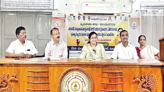  ప్రత్యామ్నాయ పంటలతో రైతులకు మేలు: ఎమ్మెల్యే అదితి
