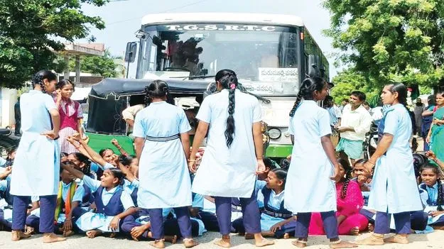 టీచర్లు కావాలంటూ రోడ్డుపై బైఠాయింపు