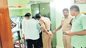 ‘సిగ్నల్‌’ వైర్లు కట్‌చేసి రైలు దోపిడీ