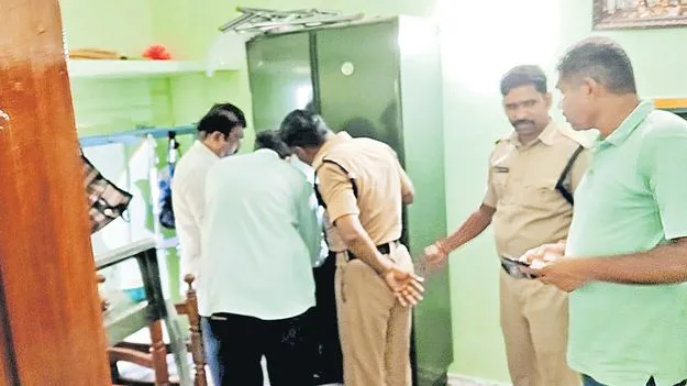 ‘సిగ్నల్‌’ వైర్లు కట్‌చేసి రైలు దోపిడీ