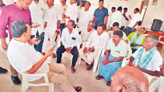 గ్రామ సమస్యలు పరిష్కరించాలి