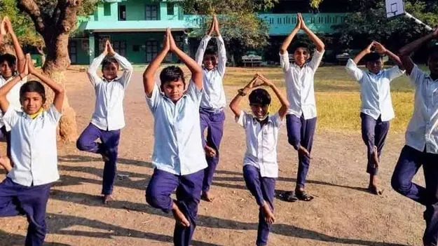 విద్యార్థి దినచర్యలో యోగా భాగం కావాలి
