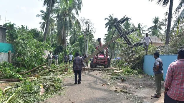 మూడు రోజులుగా అంధకారంలో కోనసీమ