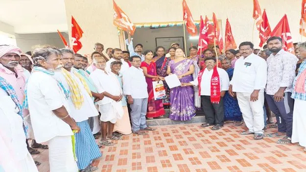 ప్రజా సమస్యలు పరిష్కరించాలి 