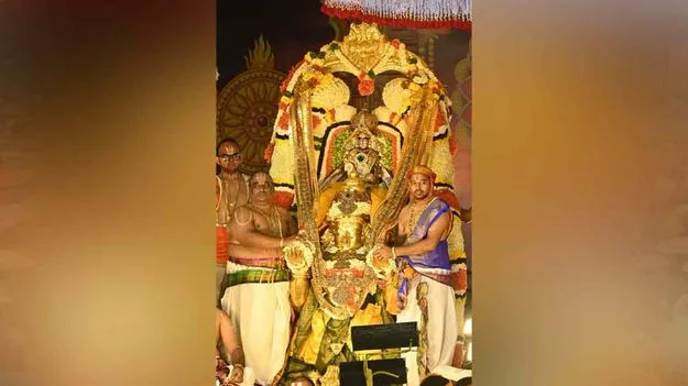 గరుడుడిపై వైకుంఠనాథుడి వైభవం
