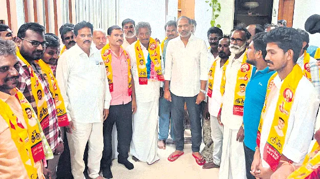 వైసీపీ నుంచి 25 కుటుంబాలు టీడీపీలోకి