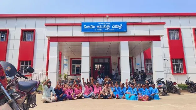  Mancherial:  ఆసుపత్రి ముందు అవుట్‌సోర్సింగ్‌ ఉద్యోగుల ధర్నా 