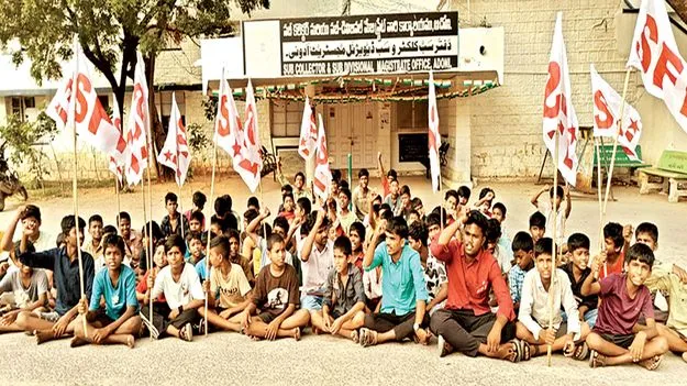 అన్నం పెట్టని వార్డెన్‌ మాకొద్దు