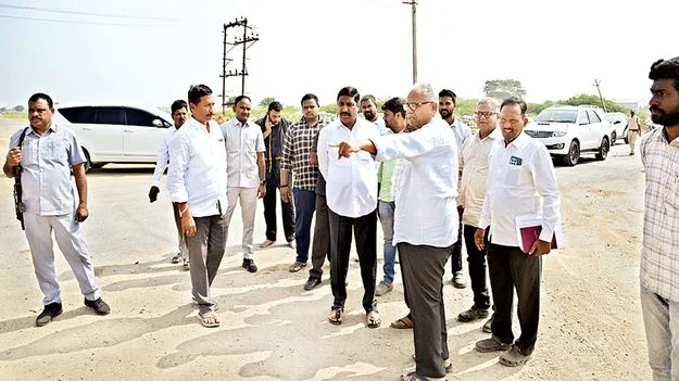 ఆదర్శ పట్టణంగా తీర్చిదిద్దుతాం