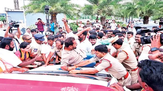 బీజేపీ రాష్ట్ర అధ్యక్షుడు రాంచందర్‌రావు అరెస్టు