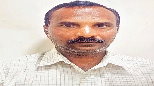 కంటైనర్‌ను ఎక్కిస్తుండగా..