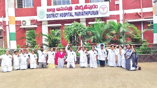 కాంట్రాక్ట్‌ ఉద్యోగులను రెగ్యులర్‌ చేయాలి 
