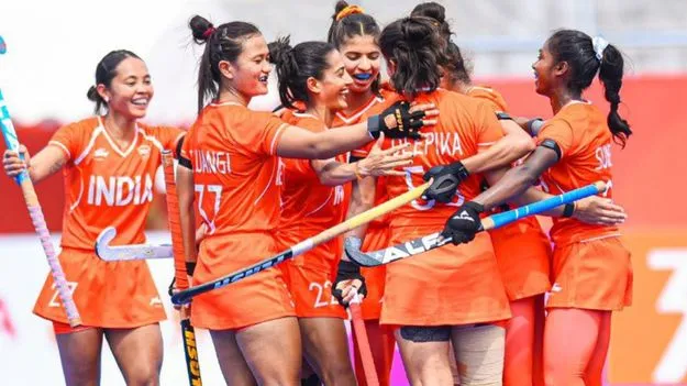 హాకీ అమ్మాయిల దూకుడు