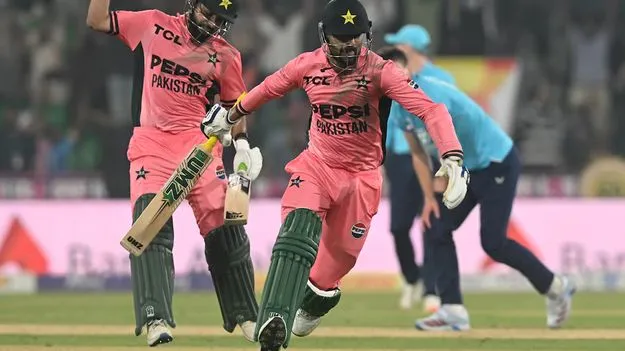 షాదాబ్‌ అద్భుత శతకం