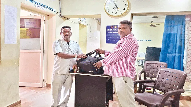    క్యాబ్‌ డ్రైవర్‌ నిజాయతీ