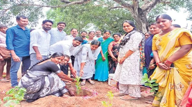 ప్రతీ ఒక్కరూ మొక్కలు నాటాలి