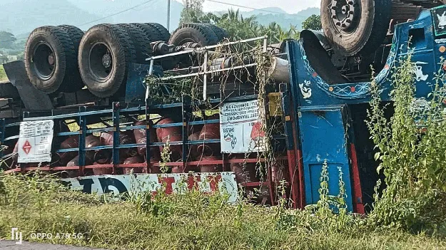 వేర్వేరు ప్రాంతాల్లో రెండు లారీలు బోల్తా