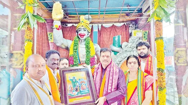 అభయాంజనేయస్వామికి, శోభనాచలస్వామికి..  లోకాయుక్త జస్టిస్‌ మల్లికార్జునరావు పూజలు