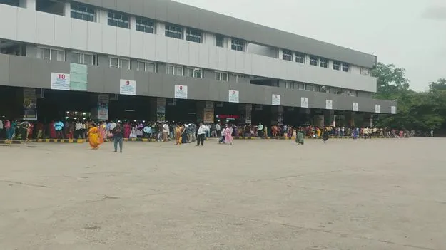 కరీంనగర్‌ బస్టాండ్‌లో రద్దీ