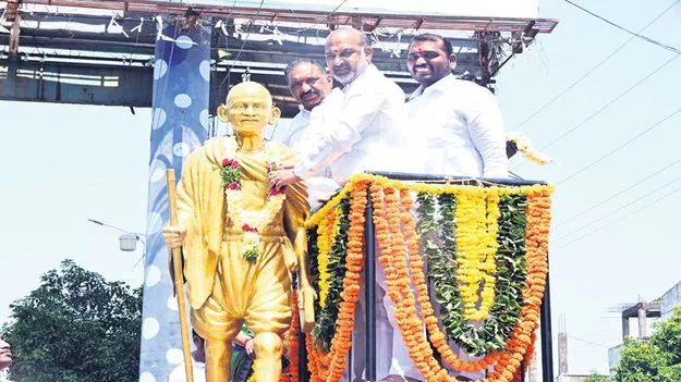 గాంధీ ఆశయాలతో రామరాజ్యం