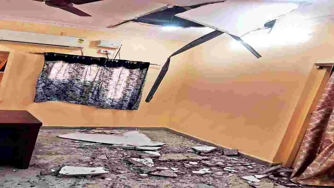 ఊడిపడిన సీలింగ్‌ పెచ్చులు