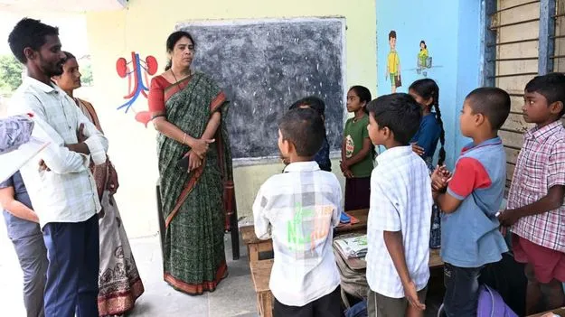 kumaram bheem asifabad- పాఠశాలను తనిఖీ చేసి.. పరిసరాలు పరిశీలించి..