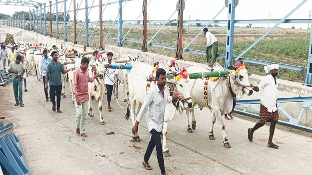 వర్షం కోసం  కాడెద్దులతో కదిలిన రైతులు 