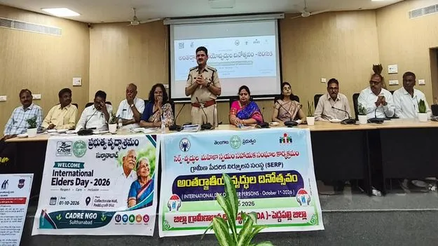 సీనియర్‌ సిటిజన్లకు ప్రాధాన్యతతో సేవలందించాలి 