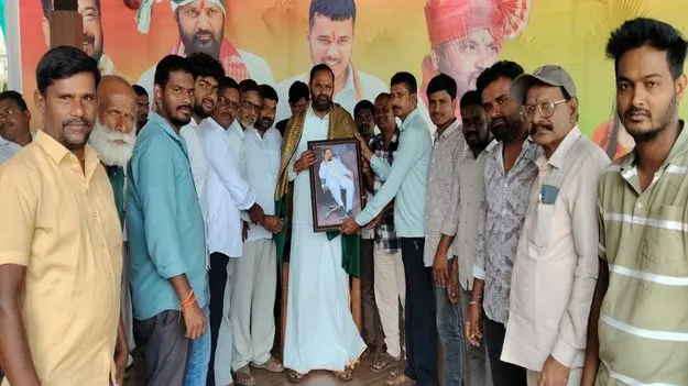 షాపుల అగ్రిమెంట్లు.. లబ్ధిదారుల్లో ఆనందం