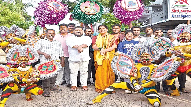 మీ ఇంటి ఆడపడుచునే.. 
